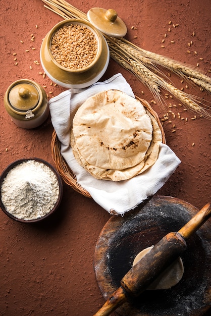 Indyjskie Chapati lub Fulka lub Gehu Roti z ziarnami pszenicy w tle. Jest to bogate w zdrowe włókno tradycyjne jedzenie z północnych lub południowych Indii, selektywne skupienie