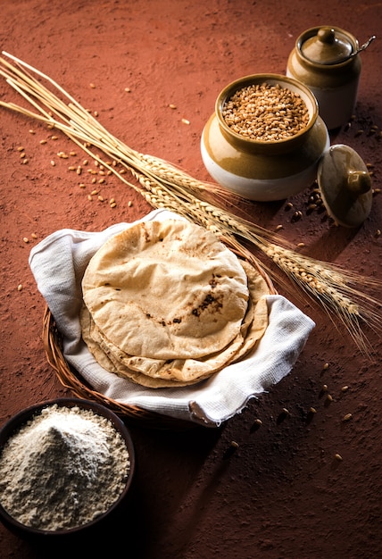 Indyjskie Chapati lub Fulka lub Gehu Roti z ziarnami pszenicy w tle. Jest to bogate w zdrowe włókno tradycyjne jedzenie z północnych lub południowych Indii, selektywne skupienie