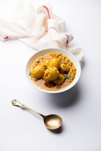 Indyjskie curry Dum aloo ze smażonymi ziemniakami i przyprawami, podawane w misce