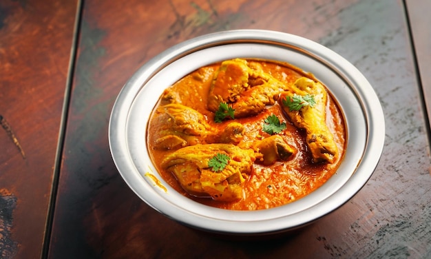 Indyjskie curry z kurczaka z masłem w naczyniu balti