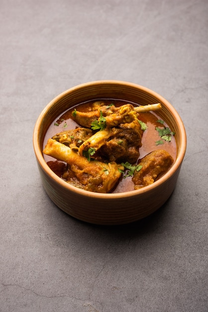 Indyjskie danie mięsne lub baranina LUB Gosht Masala LUB jagnięcina rogan josh podawane w misce, selektywne skupienie