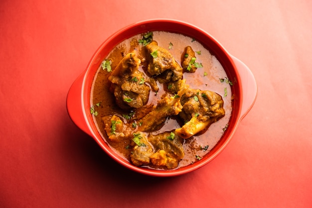 Zdjęcie indyjskie danie mięsne lub baranina lub gosht masala lub jagnięcina rogan josh podawane w misce, selektywne skupienie