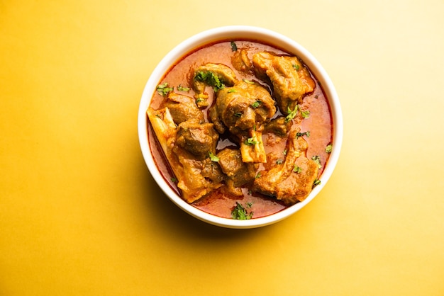 Indyjskie danie mięsne lub baranina LUB Gosht Masala LUB jagnięcina rogan josh podawane w misce, selektywne skupienie