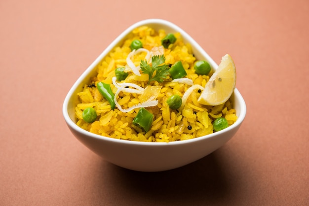 Indyjskie danie śniadaniowe Poha Znane również jako Pohe lub Aalu poha składające się z pobitego ryżu lub spłaszczonego ryżu. Płatki ryżowe lekko smażone na oleju z przyprawami podawane z gorącą herbatą