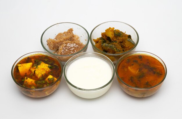 Indyjskie domowe jedzenie thali z matar paneer halwa dynia sos curd jogurt i sos ziemniaczany