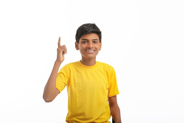 Indyjskie dziecko dając wyraz na białym tle.
