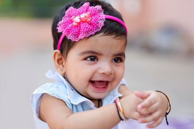 Zdjęcie indyjskie dziecko dziewczynka bawi się i daje uśmiech