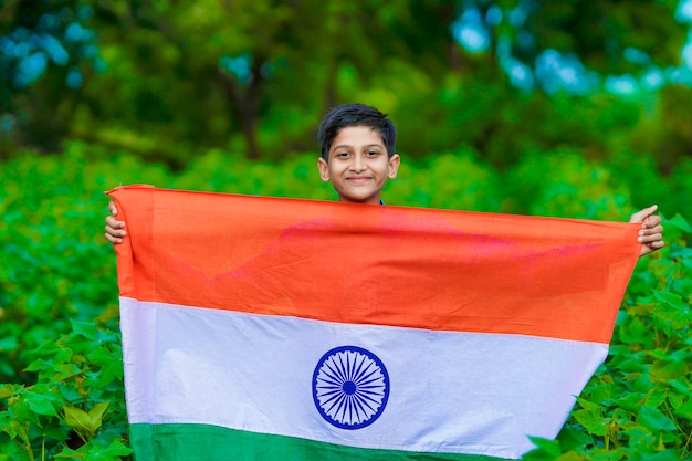 Indyjskie dziecko świętujące Dzień Niepodległości lub Republiki Indii
