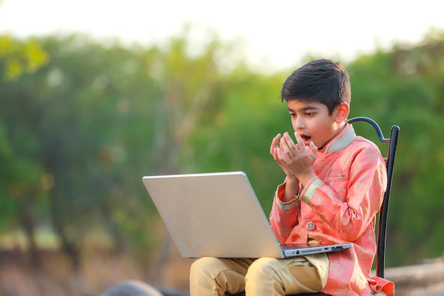 Indyjskie dziecko zaskakuje dobrą nowiną w laptopie