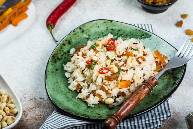 Indyjskie Jedzenie Biryani Ryżu I Curry. Jedzenie Ramadanu. Ryż Basmati. Indyjskie Jedzenie Koncepcja. Kuchnia Arabska. Orzeszki Ziemne I Papryczka Chili. Rodzynki, Suszone Morele