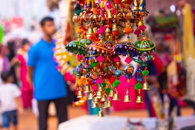 Indyjskie kolorowe Rajasthani Puppets and Crafts produkty wiszące na targach Dussehra Selective focus