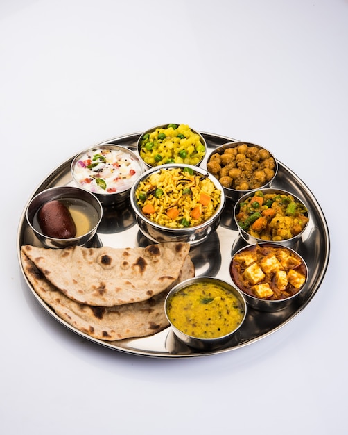 Indyjskie lub hinduskie warzywa Thali znane również jako półmisek żywności to kompletny obiad lub kolacja, zbliżenie, selektywne skupienie