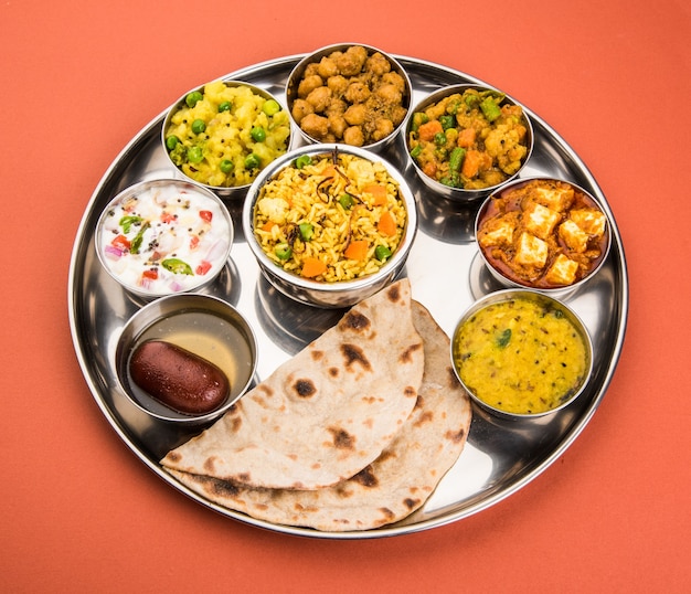 Indyjskie lub hinduskie warzywa Thali znane również jako półmisek żywności to kompletny obiad lub kolacja, zbliżenie, selektywne skupienie