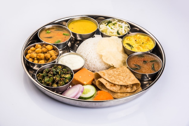 Indyjskie lub hinduskie warzywa w stylu Thali lub restauracji kompletne półmiski z jedzeniem na lunch lub kolację. Zbliżenie, selektywne skupienie