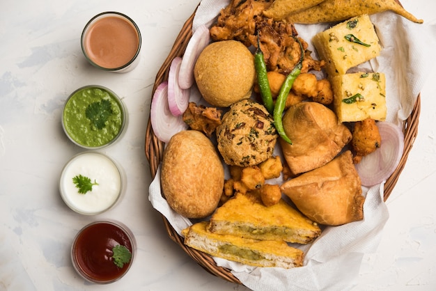 Indyjskie przekąski w ramach podwieczorku w grupie obejmują Veg Samosa, Kachori, kachaudi, aloo bonda, khaman dhokla, chleb, cebulę, chili i moong pakora, pakoda, bhaji, bhajji, Bhajiya, bajji z sosami