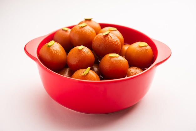 Indyjskie słodkie jedzenie Gulab Jamun podawane w okrągłej ceramicznej misce