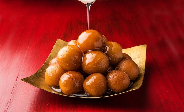 Indyjskie słodkie jedzenie Gulab Jamun, popularny deser weselny lub festiwalowy. selektywne skupienie