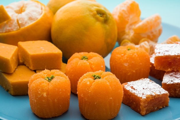 Indyjskie słodkie jedzenie Pomarańczowe Burfi lub ciasto pomarańczowe lub santra burfi w hindi, ulubione jedzenie festiwalowe ze środkowych Indii
