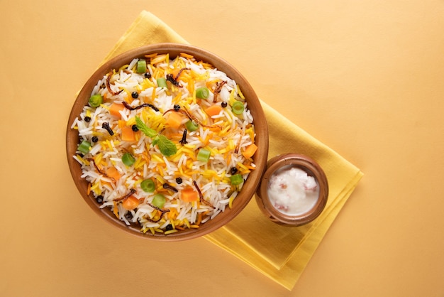 Indyjskie smaczne pulav warzywne lub veg biryani wykonane z ryżu basmati i podawane w misce z terakoty lub ceramiki