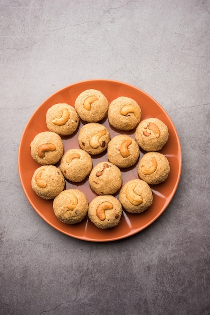 Indyjskie Sweet Rava Laddu lub Rawa Laddoo lub słodkie kulki z kaszy manny znane również jako suji ladoo