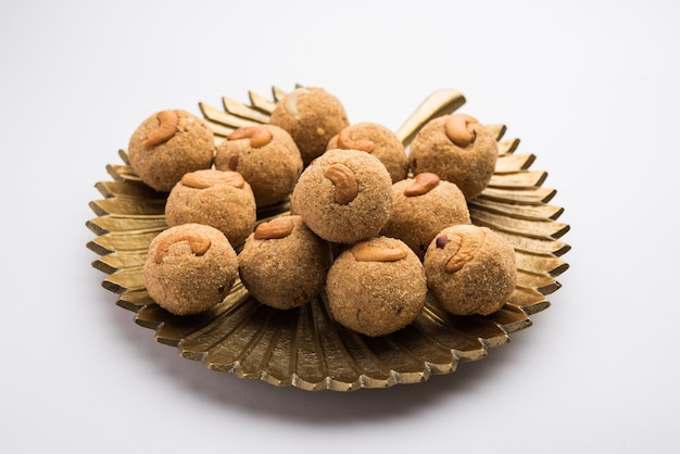 Indyjskie Sweet Rava Laddu lub Rawa Laddoo lub słodkie kulki z kaszy manny znane również jako suji ladoo
