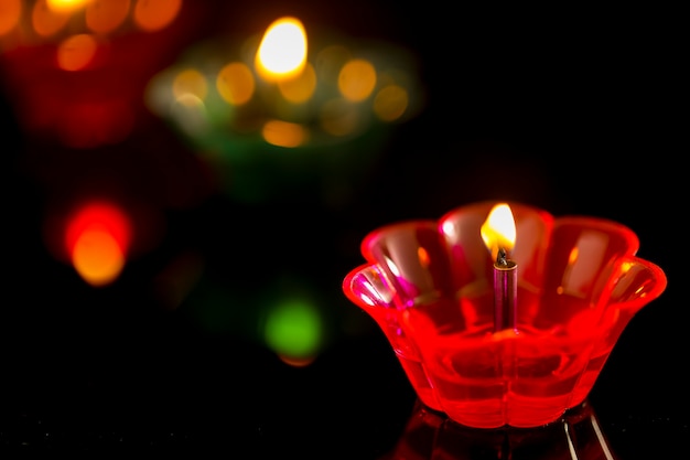 Indyjskie święto diwali, kolorowe lampy oleju w ciemności