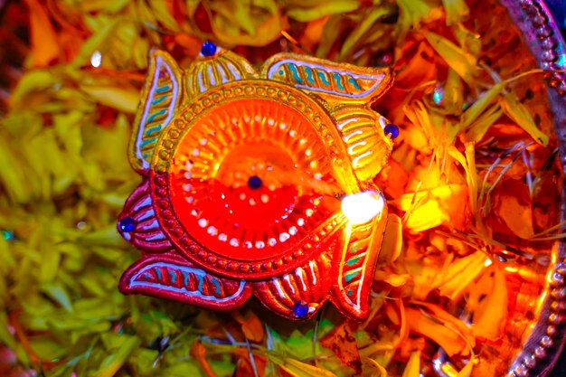 Indyjskie święto Diwali, lampa i płatki kwiatów nagietka w pooja thali