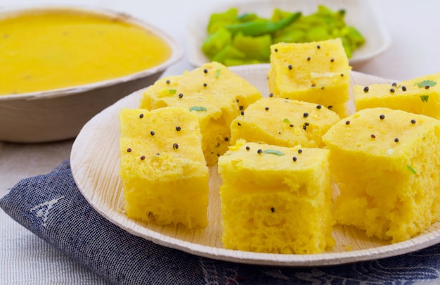 Indyjskie tradycyjne jedzenie uliczne Khaman Dhokla podawane z Chutney &amp; Chilli