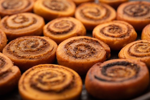 Indyjskie tradycyjne smaczne przekąski Bhakarwadi Znany również jako Bakarwadi, Bakarvadi, BhakarVadi lub Bakar Wadi. Podawany na talerzu lub misce
