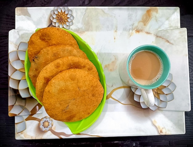 Indyjskie Węże Jedzenie Kachouri Lub Kachoudi Kachori Podawane Z Herbatą