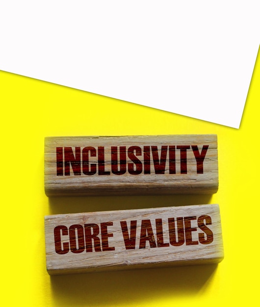 Inkluzywność i podstawowe wartości słowa pisane na drewnianych klockach Koncepcja społeczna i biznesowa