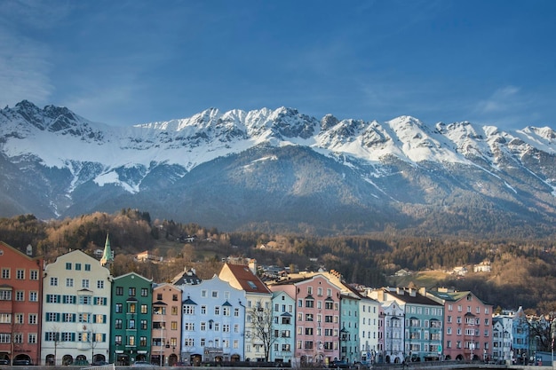 Innsbruck Austria 9 stycznia 2020 Widok na stare miasto kolorowe domy w tradycyjnym stylu pod masywem ośnieżonych austriackich Alp