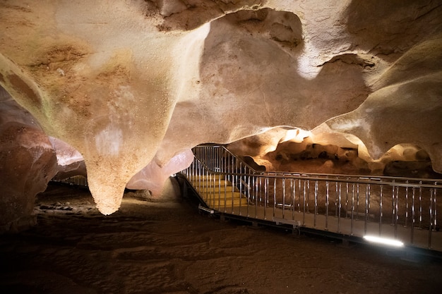 Zdjęcie inside widok pięknej jaskini taskuyu w tarsie, mersin w turcji