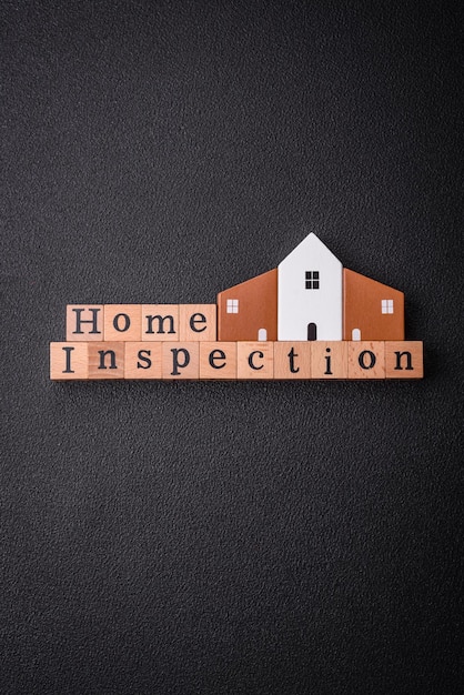 Inskrypcja "Inspekcja domu" wykonana z drewnianych kostek na zwykłym tle