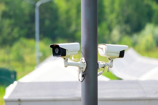 Instalacja Dwóch Kamer Ip Cctv Ma Wodoodporną Osłonę, Aby Chronić Koncepcję Systemu Bezpieczeństwa Kamery Technologia Bezpieczeństwa Systemu Cctv