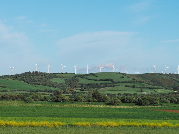 Instalacja generatorów turbin wiatrowych na polach