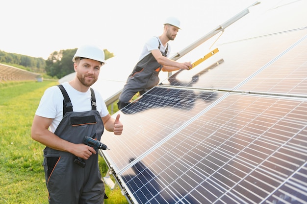 Instalacja i konserwacja elektryka i technika instalacji elektrycznych paneli słonecznych na dachu fabryki Serwis sprawdza instalację ogniw słonecznych