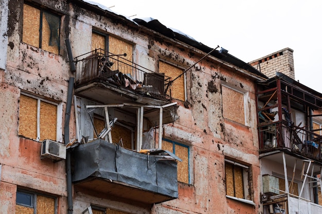 Instalacja przeciwlotnicza przez Rosję budynku mieszkalnego cywilnego w Chersoniu na Ukrainie