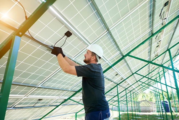 Instalacja samodzielnego systemu fotowoltaicznych paneli słonecznych