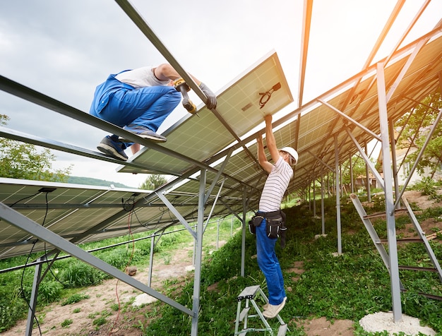 Instalacja samodzielnego systemu paneli fotowoltaicznych