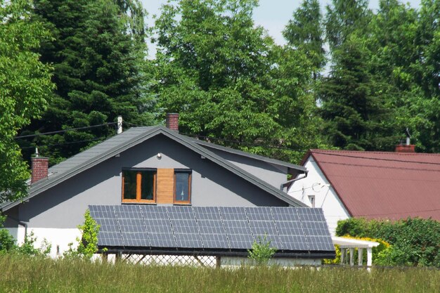 Zdjęcie instalowanie ogniw słonecznych na dachu