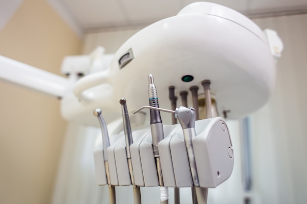 Instalowanie urządzeń dentystycznych w szafce