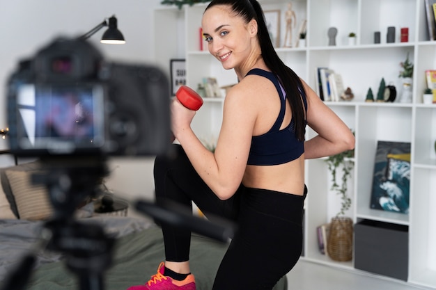 Zdjęcie instruktor fitnessu sportowego online nagrywa swoją sesję