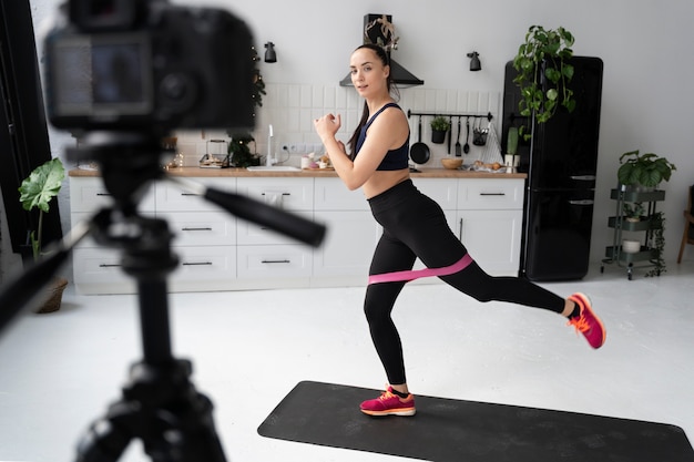 Instruktor fitnessu sportowego online nagrywa swoją sesję