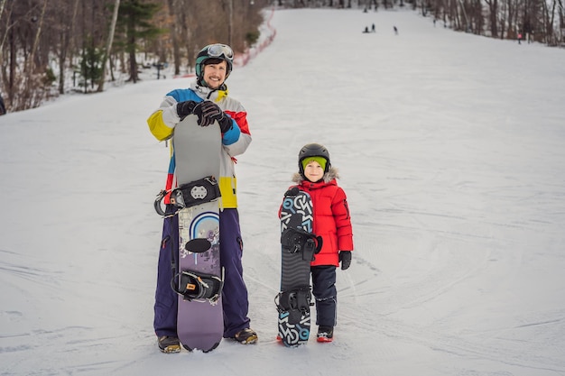 Instruktor snowboardu uczy chłopca snowboardu Zajęcia dla dzieci w zimie Sporty zimowe dla dzieci Styl życia