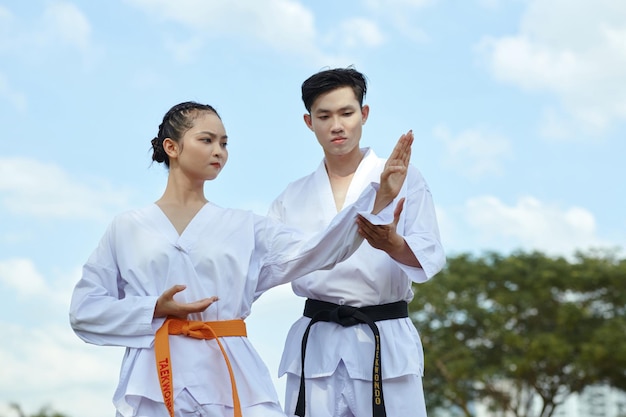 Instruktor taekwondo pracuje z dziewczyną.