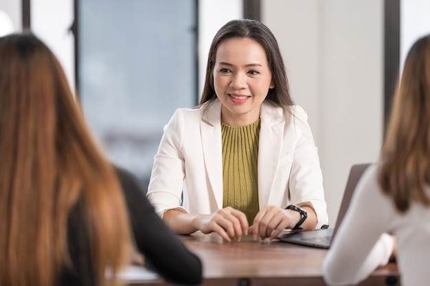 Instruktorzy i doradcy szkół wyższych spotykają się ze studentkami, aby doradzić im w swoich badaniach. Koncepcja edukacji Stock Photo