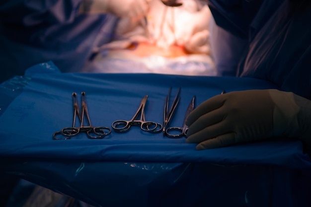 Zdjęcie instrument chirurgiczny w operacji operaton w operacji