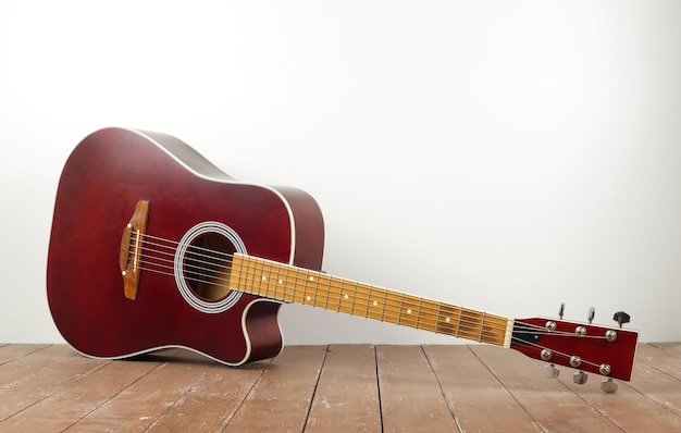 Instrument muzyczny Klasyczna gitara akustyczna drewno i białe tło