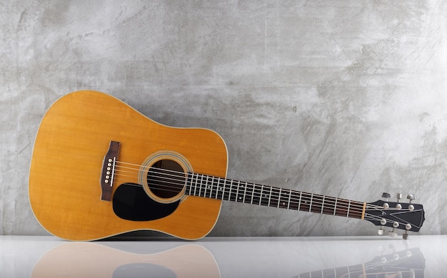 Instrument muzyczny Widok z przodu vintage gitara akustyczna z odbiciem
